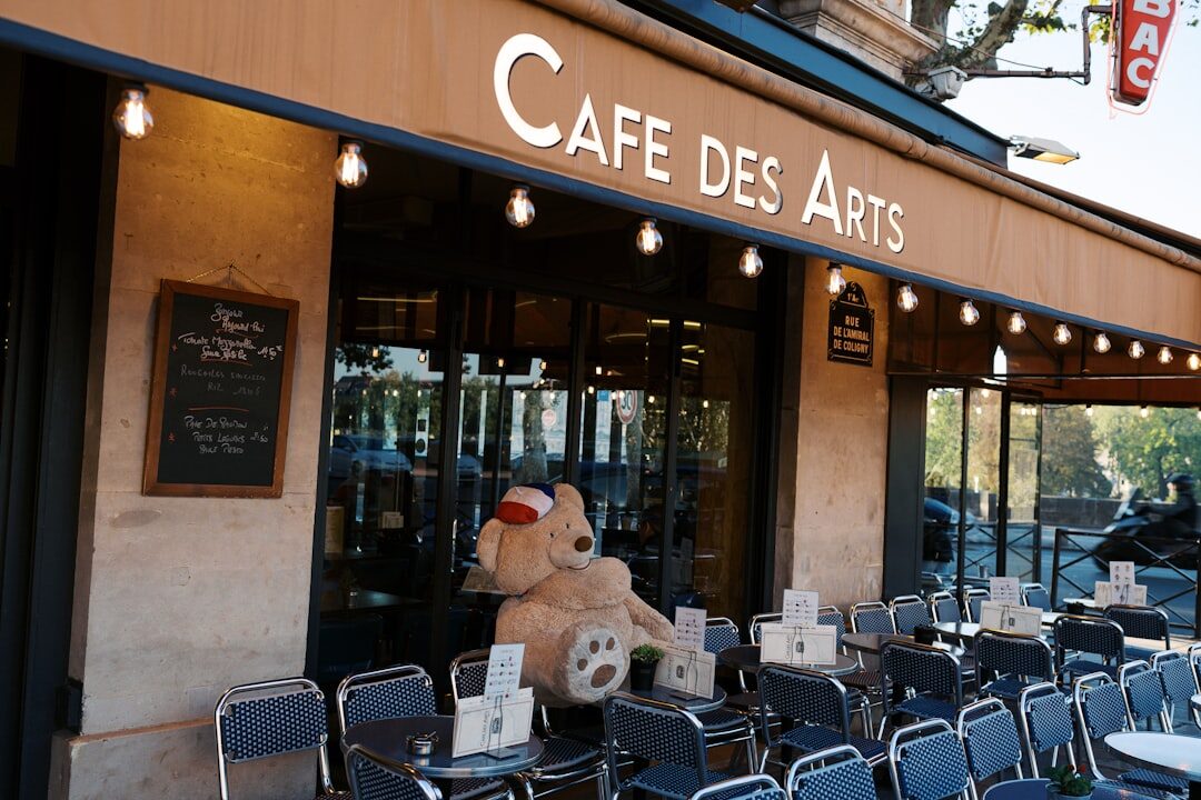 celebrity in paris cafe